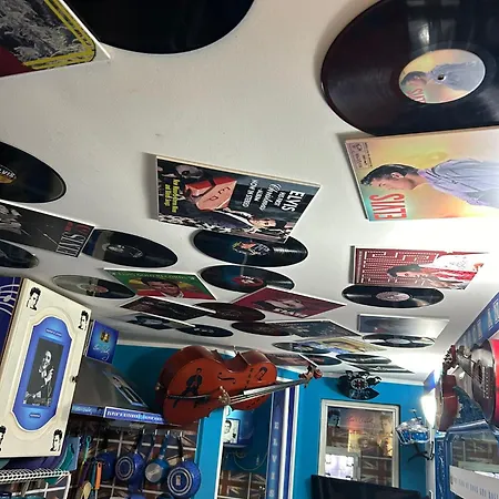 Elvis Attic Airport & *